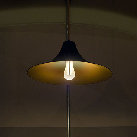 Новый дизайн представляет собой лампу мощностью 7 Вт, излучающую эквивалент лампы накаливания мощностью 30 Вт, а низкая яркость означает, что она не требует затенения