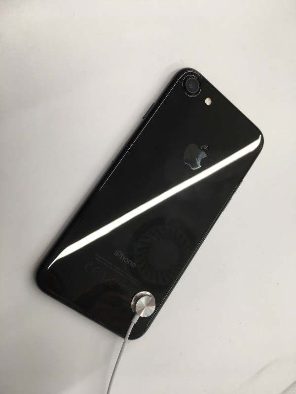 IPhone 7 в Jet Black подходит только для того, чтобы положить его в чехол - он красив до тех пор, пока его не возьмут в руки